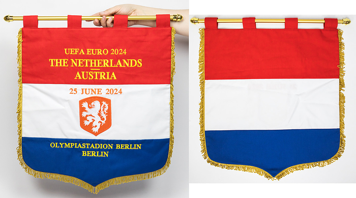 Niederlande-Spielwimpel 2024  | Offizieller originaler Tauschspielwimpel der Nationalmannschaft der Niederlande für das Gruppenspiel bei der UEFA Euro 2024 mit der aufgestickten Inschrift in Goldbrokat "UEFA Euro 2024 The Netherlands v Austria. 25 June 2024 Olympiastadion Berlin" (Niederlande v Österreich 2:3). Dreifarbiger Stoffleinenwimpel  und aufgesetztem, besticktem Verbandsemblem der Niederlande. Mit gelben Seidenfransen, vergoldete Leichtmetallstange mit zwei Kunststoffkugeln. 50x43 cm. Bei diesem Exemplar handelt es sich um den Wimpel den die Mannschaftskapitäne im Mittelkreis vor Spielbeginn getauscht haben.