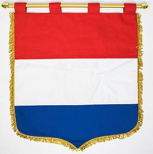 Niederlande-Spielwimpel 2024  | Offizieller originaler Tauschspielwimpel der Nationalmannschaft der Niederlande für das Gruppenspiel bei der UEFA Euro 2024 mit der aufgestickten Inschrift in Goldbrokat "UEFA Euro 2024 The Netherlands v Austria. 25 June 2024 Olympiastadion Berlin" (Niederlande v Österreich 2:3). Dreifarbiger Stoffleinenwimpel  und aufgesetztem, besticktem Verbandsemblem der Niederlande. Mit gelben Seidenfransen, vergoldete Leichtmetallstange mit zwei Kunststoffkugeln. 50x43 cm. Bei diesem Exemplar handelt es sich um den Wimpel den die Mannschaftskapitäne im Mittelkreis vor Spielbeginn getauscht haben. - Bild 3