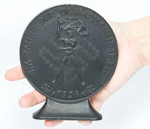 Medaille 1936  | Große Eisengußmedaille  mit Inschrift "Im Jahr der Olympischen Spielen 1936". 11,7 cm auf Sockel. . Mit Sonderbeschriftung "Ehrenpreis des Deutschen Keglerbundes - Deutsche Meisterschaften 1936" (normalerweise wurde die Medaille ohne diese Beschriftung ausgegeben). - Bild 3