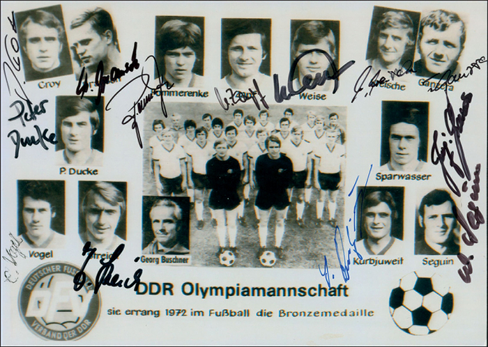 DDR Fußball 1972  | S/W-Reprofoto mit 13 original Signatur von Spielern von der DDR die bei den Olympischen Spielen 1972 die Bronzemedaille im Fußball gewannen: Jürgen Croy, Peter Ducke, Bernd Bransch, Frank Ganzera, Hans-Jürgen Kreische, Lothar Kurbjuweit, Jürgen Pommerenke, Wolfgang Seguin, Jürgen Sparwasser, Joachim Streich, Eberhard Vogel, Konrad Weise, Manfred Zapf. 19,5x14 cm.