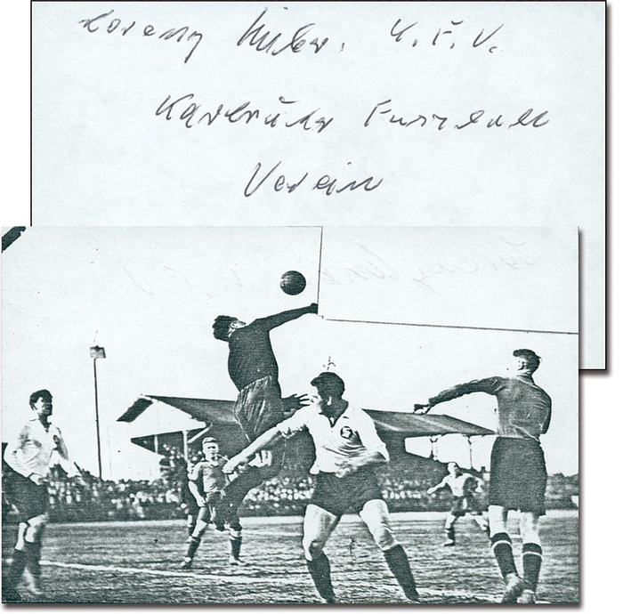 Huber, Lorenz  | (1906-1989) Blancobeleg mit Originalsignatur und dem handschriftlichen Zusatz  "K.F.V. Karlsruher Fussball Verein" von Lorenz "Lora" Huber. (1 DFB A-Länderspiel 1932). 13,5x8,5 cm. Dabei fotokopiertes Foto, auf der Rückseite ebenfalls von Huber orginal signiert.