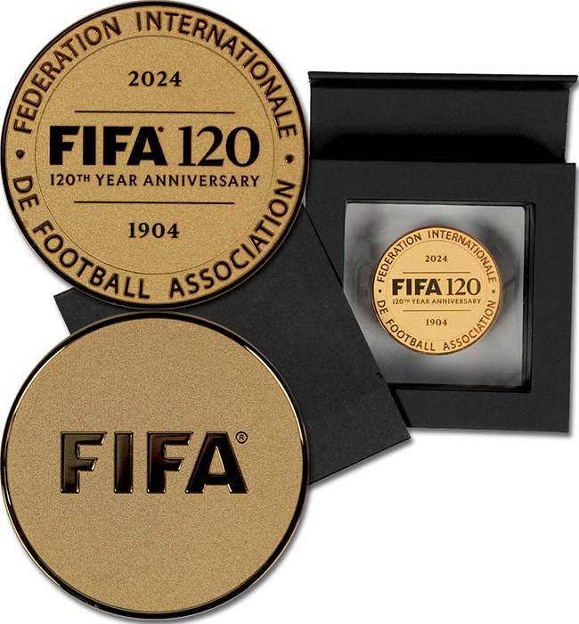 FIFA-Medaille 2024  | Vergoldete Teilnehmermedaille „FIFA 120 120th Year Anniversary 1904 - 2024" mit dem Logo der FIFA. Vergoldete Tombak, 5 cm.In original Box.