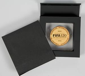 FIFA-Medaille 2024  | Vergoldete Teilnehmermedaille „FIFA 120 120th Year Anniversary 1904 - 2024" mit dem Logo der FIFA. Vergoldete Tombak, 5 cm.In original Box. - Bild 2