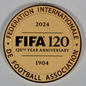 FIFA 120th Anniversary Medal 2024 - Gold-plated participant medal “FIFA 120 120th Year Anniversary 1904 - 2024” with the FIFA logo. Gold-plated tombac, 5 cm. In original box. --Participant medal for FIFA members at the anniversary congress “120 years of FIFA” - mint condition!! Condition: A - Bild 3