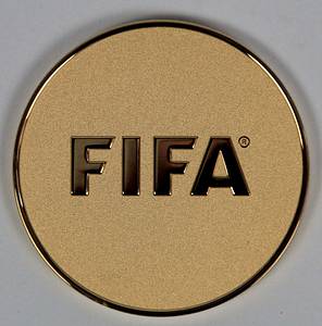 FIFA 120th Anniversary Medal 2024 - Gold-plated participant medal “FIFA 120 120th Year Anniversary 1904 - 2024” with the FIFA logo. Gold-plated tombac, 5 cm. In original box. --Participant medal for FIFA members at the anniversary congress “120 years of FIFA” - mint condition!! Condition: A - Bild 4