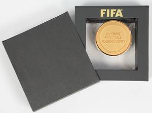  - Olympic Games 2024: Official FIFA participation medal for the Olympic Tournament in Paris 2024 inscribed "FIFA Olympic Football Tournaments Paris 2024". Gilt bronze, 5.2 cm. In original case. Was presented to players, coaches and officials of the Olympic Tournament. Rare. Extra fine. No participation medals were issued to athletes for the 2024 Olympic Games, making the FIFA medal for the Olympic Football Tournament the only official participation medal awarded to athletes at the 2024 Olympics! Approximately 900 medals were issued! Condition: A - Bild 2