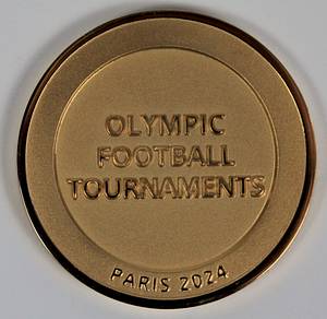 Teilnehmermedaille 2024  | Offizielle Teilnehmermedaille der FIFA für das Olympische Fußballturnier 2024 in Paris mit der Aufschrift "FIFA Olympic Football Tournaments Paris 2024". Tombak, vergoldet, 5,2 cm. Im Originaletui. - Bild 3