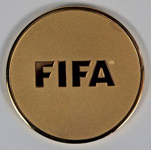  - Olympic Games 2024: Official FIFA participation medal for the Olympic Tournament in Paris 2024 inscribed "FIFA Olympic Football Tournaments Paris 2024". Gilt bronze, 5.2 cm. In original case. Was presented to players, coaches and officials of the Olympic Tournament. Rare. Extra fine. No participation medals were issued to athletes for the 2024 Olympic Games, making the FIFA medal for the Olympic Football Tournament the only official participation medal awarded to athletes at the 2024 Olympics! Approximately 900 medals were issued! Condition: A - Bild 4