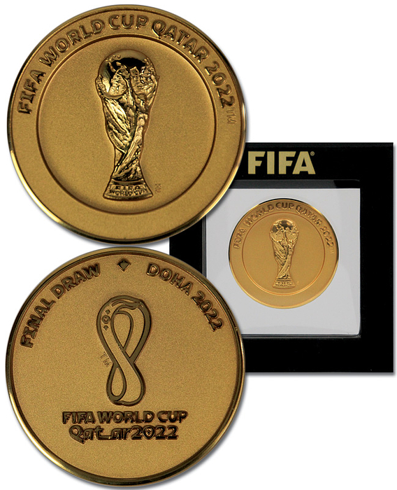 Teilnehmermedaille WM2022  | „FIFA World Cup Quatar 2022“ Inschrift auf der Vorderseite. Inschrift Rückseite "Final Draw Doha 2022". Offizielle Teilnehmermedaille für die Auslosung der WM Gruppen in Doha 2022. Tombak, vergoldet 5,0cm. Im original Etui mit der Aufschrift "FIFA".