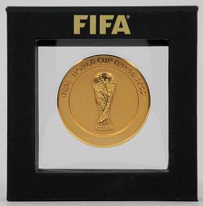  - "FIFA World Cup Qatar 2022" inscription on the front. Inscription on the back: "Final Draw Doha 2022". Official participant medal for the World Cup group draw in Doha 2022. Tombac, gold-plated, 5.0 cm. In the original case with the inscription "FIFA". --Only those participants who took part in the draw in Doha received them. Rare. Very nice, EF! Condition: A - Bild 2