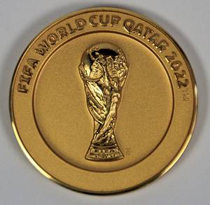  - "FIFA World Cup Qatar 2022" inscription on the front. Inscription on the back: "Final Draw Doha 2022". Official participant medal for the World Cup group draw in Doha 2022. Tombac, gold-plated, 5.0 cm. In the original case with the inscription "FIFA". --Only those participants who took part in the draw in Doha received them. Rare. Very nice, EF! Condition: A - Bild 3