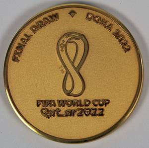  - "FIFA World Cup Qatar 2022" inscription on the front. Inscription on the back: "Final Draw Doha 2022". Official participant medal for the World Cup group draw in Doha 2022. Tombac, gold-plated, 5.0 cm. In the original case with the inscription "FIFA". --Only those participants who took part in the draw in Doha received them. Rare. Very nice, EF! Condition: A - Bild 4
