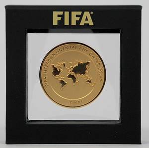 Fifa-Medaille 2025  | Offizielle Teilnehmermedaille "FIFA Intercontinental Cup Quatar 2025 FINAL". Tombak, vergoldet, 5 cm. In original Box. - Bild 2