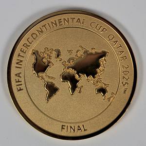 Fifa-Medaille 2025  | Offizielle Teilnehmermedaille "FIFA Intercontinental Cup Quatar 2025 FINAL". Tombak, vergoldet, 5 cm. In original Box. - Bild 3