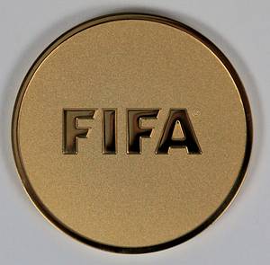  - Official participant medal "FIFA Intercontinental Cup Qatar 2025 FINAL". Tombac, gold-plated, 5 cm. In original box. --The players, coaches, and officials who participated in the final of the second edition of this competition in Doha received [something - likely a gift or award]. The 2025 winner was Paris Saint-Germain. Condition: A - Bild 4
