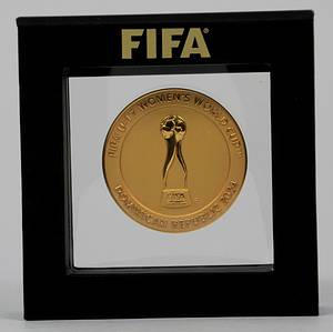  - "FIFA U-17 Women's World Cup Dominican Republic 2024" Official participant medal for coaches, officials, and players who took part in the 2024 FIFA Women's World Cup. Bronze, gold-plated. 5.0 cm. In original case. Condition: A - Bild 2