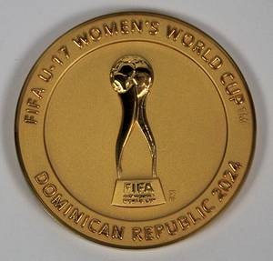 Teilnehmermedaille WM2018  | „FIFA U-17 Women´s World Cup Dominican Republic 2024“ Offizielle Teilnehmermedaille für Betreuer, Funktionäre und Spielerinnen, die an der Frauen Fußball-Weltmeisterschaft 2024 teilnahmen. Bronze, vergoldet. 5,0cm. Im Originaletui. - Bild 3