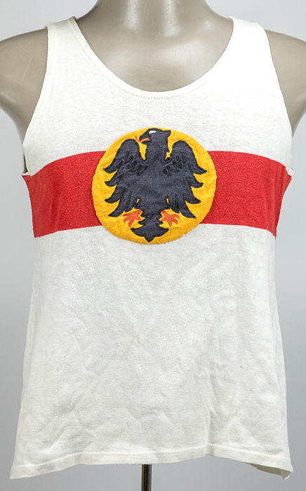 1Fütterer, Heinz - Trikot 1954-1956  | Original Trikot des deutschen Sprinters Heinz Fütterer (1931-2019) der in diesem Trikot an Leichtatheltik Europameisterschaften und Länderkämpfen teinahm. Er gewann bei den Olympischen Spielen Melbourne 1956 in der 4x100 m Staffel eine Bronzemedaille. Baumwolle, Größe 5, mit aufgenähtem besticktem Stoffabzeichen des deutschen Leichtatheltikverbandes bei internationalen Wettkämpfen. Marke: Leuzela. Auf der Rückseite ebenfalls ein Leinenetikett mit "E". Tragespuren.  Status:ACB. Museumstück!!!.
