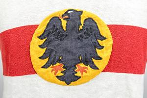 1Fütterer, Heinz - Trikot 1954-1956  | Original Trikot des deutschen Sprinters Heinz Fütterer (1931-2019) der in diesem Trikot an Leichtatheltik Europameisterschaften und Länderkämpfen teinahm. Er gewann bei den Olympischen Spielen Melbourne 1956 in der 4x100 m Staffel eine Bronzemedaille. Baumwolle, Größe 5, mit aufgenähtem besticktem Stoffabzeichen des deutschen Leichtatheltikverbandes bei internationalen Wettkämpfen. Marke: Leuzela. Auf der Rückseite ebenfalls ein Leinenetikett mit "E". Tragespuren.  Status:ACB. Museumstück!!!. - Bild 2