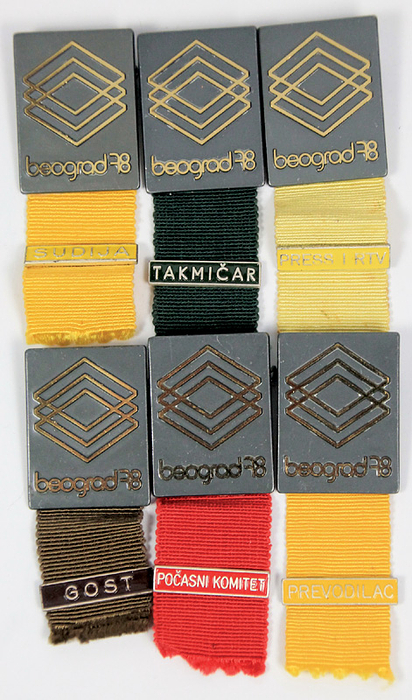 Teilnehmerabzeichen 1978  | 6 verschiedene Teilnehmerabzeichen von der Box - Weltmeisterschaft in Belgrad 1978. Alle mit Seidenband und verschiedenen Plaketten, farbig emailliert. Bronze, geschwärzt, 7,5x3 cm.