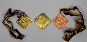  - Two winner's medals from the 1979 and 1980 East German Boxing Championships: 1) Gold medal inscribed "1979 East German Championship Senior Featherweight" with silk ribbon. 2) Bronze medal "1980 East German Championship Senior Light Middleweight" with silk ribbon. Each 8x8 cm in original box. Also included: an honorary plaque of the German Boxing Association (DBV) - East Germany with the inscription "Honorary Plaque Gerd Lang" on the reverse. Gilt bronze with an applied, enameled state coat of arms, 8.5x8.5 cm. --signs of usage Condition: B - Bild 8