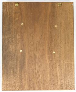  - Large official participant plaque for the German Football Association (DFB) commemorating their participation in the final tournament of UEFA EURO 1972 in Belgium. Each participating national association received one of these plaques. The plaque is made of oak with a large UEFA logo screwed onto it. It features a gilded brass plaque, manufactured by "Huguenin" (21 cm), and a mounted engraved brass plaque (8 x 3.5 cm) inscribed "UEFA to the DFB Final Tournament of the 1972 European Football Championship in Belgium". The overall dimensions are 35 x 28.5 cm. A unique piece. A museum piece! --Germany won the 1972 European Football Championship. A total of four of these commemorative plaques were issued to the participating associations. These solid plaques are designed for wall mounting. Never before offered for sale.  ----The plaque comes directly from the holdings of a private football museum and has already been exhibited in various public exhibitions. Condition: A- - Bild 3