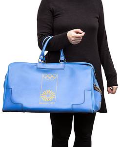 Sporttasche OSS1972  | Große Kunstledersporttasche mit dem aufgedruckten Logo der Olympischen Spiele München 1972 und dem Otl Aicher Logo für "Rudern". 50x30x28cm. - Bild 2