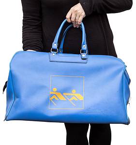 Sporttasche OSS1972  | Große Kunstledersporttasche mit dem aufgedruckten Logo der Olympischen Spiele München 1972 und dem Otl Aicher Logo für "Rudern". 50x30x28cm. - Bild 3