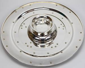 DFB-Meisterschale 2024 Bayer Leverkusen  | Offizielles Replikat der DFB-Meisterschale für die Saison 2023/24 für den deutschen Meister 2024 Bayer Leverkusen. Der jeweilige deutsche Meister hat das Recht Replikas in dieser Größe offiziell anfertigen zulassen.  Letzte Inschrift auf der Schale "Bayer Leverkusen 2024". Versilbert, Messing, ziervergoldet, Gravuren. Hersteller: Koch & Bergfeld, Bremen. Gewicht: 6,6 kg, Durchmesser 52 cm. Mit original Koffer, innen mit geprägtem DFB-Logo. 59x59x18cm. Mit original Signaturen von Xabi Alonso, Florian Wirtz, Jonathan Tah und Robert Andrich. Weil die Spieler von Bayer Leverkusen von ihrem Trainer Xabvi Alsonso anläßlich der Deutschen Fußballmeisterschaft eine kleine Meisterschale (ca. 18 cm) aus Silber bekamen, machte keiner der Spieler von seinem Recht  gebrauch sich von der Firma Koch & Bergfeld eine fast 1:1 Kopie der orignal Meisterschale anfertigen zu lassen. Es wurden laut Aussagen des Einlieferes lediglich zwei Exemplare produziert. Ein Exemplar befindet sich im Museum / Klubräumen von Bayer Leverkusen in der BayArena. Das andere Exemplar wird in dieser Auktion angeboten. Mit original Plexiglasständer für diese Meisterschale. EIN HIGHLIGHT FÜR JEDE SAMMLUNG!. - Bild 4