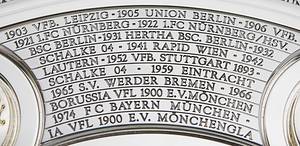 DFB-Meisterschale 2024 Bayer Leverkusen  | Offizielles Replikat der DFB-Meisterschale für die Saison 2023/24 für den deutschen Meister 2024 Bayer Leverkusen. Der jeweilige deutsche Meister hat das Recht Replikas in dieser Größe offiziell anfertigen zulassen.  Letzte Inschrift auf der Schale "Bayer Leverkusen 2024". Versilbert, Messing, ziervergoldet, Gravuren. Hersteller: Koch & Bergfeld, Bremen. Gewicht: 6,6 kg, Durchmesser 52 cm. Mit original Koffer, innen mit geprägtem DFB-Logo. 59x59x18cm. Mit original Signaturen von Xabi Alonso, Florian Wirtz, Jonathan Tah und Robert Andrich. Weil die Spieler von Bayer Leverkusen von ihrem Trainer Xabvi Alsonso anläßlich der Deutschen Fußballmeisterschaft eine kleine Meisterschale (ca. 18 cm) aus Silber bekamen, machte keiner der Spieler von seinem Recht  gebrauch sich von der Firma Koch & Bergfeld eine fast 1:1 Kopie der orignal Meisterschale anfertigen zu lassen. Es wurden laut Aussagen des Einlieferes lediglich zwei Exemplare produziert. Ein Exemplar befindet sich im Museum / Klubräumen von Bayer Leverkusen in der BayArena. Das andere Exemplar wird in dieser Auktion angeboten. Mit original Plexiglasständer für diese Meisterschale. EIN HIGHLIGHT FÜR JEDE SAMMLUNG!. - Bild 5