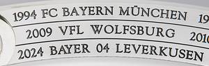 DFB-Meisterschale 2024 Bayer Leverkusen  | Offizielles Replikat der DFB-Meisterschale für die Saison 2023/24 für den deutschen Meister 2024 Bayer Leverkusen. Der jeweilige deutsche Meister hat das Recht Replikas in dieser Größe offiziell anfertigen zulassen.  Letzte Inschrift auf der Schale "Bayer Leverkusen 2024". Versilbert, Messing, ziervergoldet, Gravuren. Hersteller: Koch & Bergfeld, Bremen. Gewicht: 6,6 kg, Durchmesser 52 cm. Mit original Koffer, innen mit geprägtem DFB-Logo. 59x59x18cm. Mit original Signaturen von Xabi Alonso, Florian Wirtz, Jonathan Tah und Robert Andrich. Weil die Spieler von Bayer Leverkusen von ihrem Trainer Xabvi Alsonso anläßlich der Deutschen Fußballmeisterschaft eine kleine Meisterschale (ca. 18 cm) aus Silber bekamen, machte keiner der Spieler von seinem Recht  gebrauch sich von der Firma Koch & Bergfeld eine fast 1:1 Kopie der orignal Meisterschale anfertigen zu lassen. Es wurden laut Aussagen des Einlieferes lediglich zwei Exemplare produziert. Ein Exemplar befindet sich im Museum / Klubräumen von Bayer Leverkusen in der BayArena. Das andere Exemplar wird in dieser Auktion angeboten. Mit original Plexiglasständer für diese Meisterschale. EIN HIGHLIGHT FÜR JEDE SAMMLUNG!. - Bild 10
