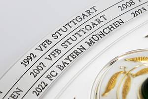 DFB-Meisterschale 2024 Bayer Leverkusen  | Offizielles Replikat der DFB-Meisterschale für die Saison 2023/24 für den deutschen Meister 2024 Bayer Leverkusen. Der jeweilige deutsche Meister hat das Recht Replikas in dieser Größe offiziell anfertigen zulassen.  Letzte Inschrift auf der Schale "Bayer Leverkusen 2024". Versilbert, Messing, ziervergoldet, Gravuren. Hersteller: Koch & Bergfeld, Bremen. Gewicht: 6,6 kg, Durchmesser 52 cm. Mit original Koffer, innen mit geprägtem DFB-Logo. 59x59x18cm. Mit original Signaturen von Xabi Alonso, Florian Wirtz, Jonathan Tah und Robert Andrich. Weil die Spieler von Bayer Leverkusen von ihrem Trainer Xabvi Alsonso anläßlich der Deutschen Fußballmeisterschaft eine kleine Meisterschale (ca. 18 cm) aus Silber bekamen, machte keiner der Spieler von seinem Recht  gebrauch sich von der Firma Koch & Bergfeld eine fast 1:1 Kopie der orignal Meisterschale anfertigen zu lassen. Es wurden laut Aussagen des Einlieferes lediglich zwei Exemplare produziert. Ein Exemplar befindet sich im Museum / Klubräumen von Bayer Leverkusen in der BayArena. Das andere Exemplar wird in dieser Auktion angeboten. Mit original Plexiglasständer für diese Meisterschale. EIN HIGHLIGHT FÜR JEDE SAMMLUNG!. - Bild 11