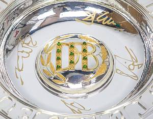 DFB-Meisterschale 2024 Bayer Leverkusen  | Offizielles Replikat der DFB-Meisterschale für die Saison 2023/24 für den deutschen Meister 2024 Bayer Leverkusen. Der jeweilige deutsche Meister hat das Recht Replikas in dieser Größe offiziell anfertigen zulassen.  Letzte Inschrift auf der Schale "Bayer Leverkusen 2024". Versilbert, Messing, ziervergoldet, Gravuren. Hersteller: Koch & Bergfeld, Bremen. Gewicht: 6,6 kg, Durchmesser 52 cm. Mit original Koffer, innen mit geprägtem DFB-Logo. 59x59x18cm. Mit original Signaturen von Xabi Alonso, Florian Wirtz, Jonathan Tah und Robert Andrich. Weil die Spieler von Bayer Leverkusen von ihrem Trainer Xabvi Alsonso anläßlich der Deutschen Fußballmeisterschaft eine kleine Meisterschale (ca. 18 cm) aus Silber bekamen, machte keiner der Spieler von seinem Recht  gebrauch sich von der Firma Koch & Bergfeld eine fast 1:1 Kopie der orignal Meisterschale anfertigen zu lassen. Es wurden laut Aussagen des Einlieferes lediglich zwei Exemplare produziert. Ein Exemplar befindet sich im Museum / Klubräumen von Bayer Leverkusen in der BayArena. Das andere Exemplar wird in dieser Auktion angeboten. Mit original Plexiglasständer für diese Meisterschale. EIN HIGHLIGHT FÜR JEDE SAMMLUNG!. - Bild 12