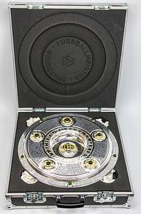 DFB-Meisterschale 2024 Bayer Leverkusen  | Offizielles Replikat der DFB-Meisterschale für die Saison 2023/24 für den deutschen Meister 2024 Bayer Leverkusen. Der jeweilige deutsche Meister hat das Recht Replikas in dieser Größe offiziell anfertigen zulassen.  Letzte Inschrift auf der Schale "Bayer Leverkusen 2024". Versilbert, Messing, ziervergoldet, Gravuren. Hersteller: Koch & Bergfeld, Bremen. Gewicht: 6,6 kg, Durchmesser 52 cm. Mit original Koffer, innen mit geprägtem DFB-Logo. 59x59x18cm. Mit original Signaturen von Xabi Alonso, Florian Wirtz, Jonathan Tah und Robert Andrich. Weil die Spieler von Bayer Leverkusen von ihrem Trainer Xabvi Alsonso anläßlich der Deutschen Fußballmeisterschaft eine kleine Meisterschale (ca. 18 cm) aus Silber bekamen, machte keiner der Spieler von seinem Recht  gebrauch sich von der Firma Koch & Bergfeld eine fast 1:1 Kopie der orignal Meisterschale anfertigen zu lassen. Es wurden laut Aussagen des Einlieferes lediglich zwei Exemplare produziert. Ein Exemplar befindet sich im Museum / Klubräumen von Bayer Leverkusen in der BayArena. Das andere Exemplar wird in dieser Auktion angeboten. Mit original Plexiglasständer für diese Meisterschale. EIN HIGHLIGHT FÜR JEDE SAMMLUNG!. - Bild 13