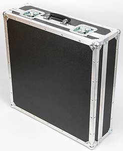 DFB-Meisterschale 2024 Bayer Leverkusen  | Offizielles Replikat der DFB-Meisterschale für die Saison 2023/24 für den deutschen Meister 2024 Bayer Leverkusen. Der jeweilige deutsche Meister hat das Recht Replikas in dieser Größe offiziell anfertigen zulassen.  Letzte Inschrift auf der Schale "Bayer Leverkusen 2024". Versilbert, Messing, ziervergoldet, Gravuren. Hersteller: Koch & Bergfeld, Bremen. Gewicht: 6,6 kg, Durchmesser 52 cm. Mit original Koffer, innen mit geprägtem DFB-Logo. 59x59x18cm. Mit original Signaturen von Xabi Alonso, Florian Wirtz, Jonathan Tah und Robert Andrich. Weil die Spieler von Bayer Leverkusen von ihrem Trainer Xabvi Alsonso anläßlich der Deutschen Fußballmeisterschaft eine kleine Meisterschale (ca. 18 cm) aus Silber bekamen, machte keiner der Spieler von seinem Recht  gebrauch sich von der Firma Koch & Bergfeld eine fast 1:1 Kopie der orignal Meisterschale anfertigen zu lassen. Es wurden laut Aussagen des Einlieferes lediglich zwei Exemplare produziert. Ein Exemplar befindet sich im Museum / Klubräumen von Bayer Leverkusen in der BayArena. Das andere Exemplar wird in dieser Auktion angeboten. Mit original Plexiglasständer für diese Meisterschale. EIN HIGHLIGHT FÜR JEDE SAMMLUNG!. - Bild 15