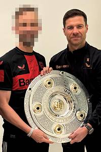 DFB-Meisterschale 2024 Bayer Leverkusen  | Offizielles Replikat der DFB-Meisterschale für die Saison 2023/24 für den deutschen Meister 2024 Bayer Leverkusen. Der jeweilige deutsche Meister hat das Recht Replikas in dieser Größe offiziell anfertigen zulassen.  Letzte Inschrift auf der Schale "Bayer Leverkusen 2024". Versilbert, Messing, ziervergoldet, Gravuren. Hersteller: Koch & Bergfeld, Bremen. Gewicht: 6,6 kg, Durchmesser 52 cm. Mit original Koffer, innen mit geprägtem DFB-Logo. 59x59x18cm. Mit original Signaturen von Xabi Alonso, Florian Wirtz, Jonathan Tah und Robert Andrich. Weil die Spieler von Bayer Leverkusen von ihrem Trainer Xabvi Alsonso anläßlich der Deutschen Fußballmeisterschaft eine kleine Meisterschale (ca. 18 cm) aus Silber bekamen, machte keiner der Spieler von seinem Recht  gebrauch sich von der Firma Koch & Bergfeld eine fast 1:1 Kopie der orignal Meisterschale anfertigen zu lassen. Es wurden laut Aussagen des Einlieferes lediglich zwei Exemplare produziert. Ein Exemplar befindet sich im Museum / Klubräumen von Bayer Leverkusen in der BayArena. Das andere Exemplar wird in dieser Auktion angeboten. Mit original Plexiglasständer für diese Meisterschale. EIN HIGHLIGHT FÜR JEDE SAMMLUNG!. - Bild 16