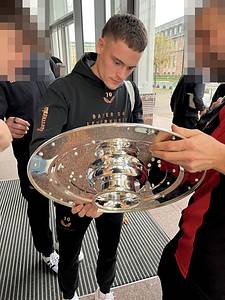 DFB-Meisterschale 2024 Bayer Leverkusen  | Offizielles Replikat der DFB-Meisterschale für die Saison 2023/24 für den deutschen Meister 2024 Bayer Leverkusen. Der jeweilige deutsche Meister hat das Recht Replikas in dieser Größe offiziell anfertigen zulassen.  Letzte Inschrift auf der Schale "Bayer Leverkusen 2024". Versilbert, Messing, ziervergoldet, Gravuren. Hersteller: Koch & Bergfeld, Bremen. Gewicht: 6,6 kg, Durchmesser 52 cm. Mit original Koffer, innen mit geprägtem DFB-Logo. 59x59x18cm. Mit original Signaturen von Xabi Alonso, Florian Wirtz, Jonathan Tah und Robert Andrich. Weil die Spieler von Bayer Leverkusen von ihrem Trainer Xabvi Alsonso anläßlich der Deutschen Fußballmeisterschaft eine kleine Meisterschale (ca. 18 cm) aus Silber bekamen, machte keiner der Spieler von seinem Recht  gebrauch sich von der Firma Koch & Bergfeld eine fast 1:1 Kopie der orignal Meisterschale anfertigen zu lassen. Es wurden laut Aussagen des Einlieferes lediglich zwei Exemplare produziert. Ein Exemplar befindet sich im Museum / Klubräumen von Bayer Leverkusen in der BayArena. Das andere Exemplar wird in dieser Auktion angeboten. Mit original Plexiglasständer für diese Meisterschale. EIN HIGHLIGHT FÜR JEDE SAMMLUNG!. - Bild 17
