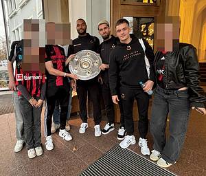 DFB-Meisterschale 2024 Bayer Leverkusen  | Offizielles Replikat der DFB-Meisterschale für die Saison 2023/24 für den deutschen Meister 2024 Bayer Leverkusen. Der jeweilige deutsche Meister hat das Recht Replikas in dieser Größe offiziell anfertigen zulassen.  Letzte Inschrift auf der Schale "Bayer Leverkusen 2024". Versilbert, Messing, ziervergoldet, Gravuren. Hersteller: Koch & Bergfeld, Bremen. Gewicht: 6,6 kg, Durchmesser 52 cm. Mit original Koffer, innen mit geprägtem DFB-Logo. 59x59x18cm. Mit original Signaturen von Xabi Alonso, Florian Wirtz, Jonathan Tah und Robert Andrich. Weil die Spieler von Bayer Leverkusen von ihrem Trainer Xabvi Alsonso anläßlich der Deutschen Fußballmeisterschaft eine kleine Meisterschale (ca. 18 cm) aus Silber bekamen, machte keiner der Spieler von seinem Recht  gebrauch sich von der Firma Koch & Bergfeld eine fast 1:1 Kopie der orignal Meisterschale anfertigen zu lassen. Es wurden laut Aussagen des Einlieferes lediglich zwei Exemplare produziert. Ein Exemplar befindet sich im Museum / Klubräumen von Bayer Leverkusen in der BayArena. Das andere Exemplar wird in dieser Auktion angeboten. Mit original Plexiglasständer für diese Meisterschale. EIN HIGHLIGHT FÜR JEDE SAMMLUNG!. - Bild 18