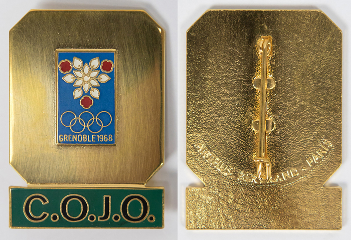 Participants Medal: Olympic Games 1968 Grenoble. - Participant badge for the 1968 Grenoble Winter Olympics: "C.O.J.O." (Comitee Organisation Jeux Olympicique/Organizing Committee - Directors). Gold-plated bronze with green enamel plaque. 5.3 x 3.6 cm. --Very nice!!! Very rare in this version with the gold finish, intended for the heads of the organizing committee!!! Ebel 1968-W-007 Condition: A