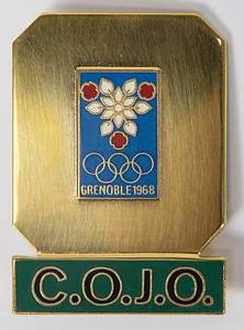 Teilnehmerabzeichen 1968  | Teilnehmerabzeichen Olympische Winterspiele Grenoble 1968: „C.O.J.O.“ (Comitee Organisation Jeux Olympique/Organisation Komitee - Directors). Bronze, vergoldet, mit grün emailliert Plakette. 5,3x3,6 cm. - Bild 2
