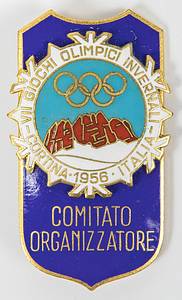 Olympic Winter Games 1956. Participation badge - 1956 Winter Olympics Cortina d'Ampezzo. Official participant badge with the inscription "Organizing Committee." Bronze, gold-plated, with color enamel, 5.3 x 3.2 cm. Includes original paper bag with the inscription "Organizing Committee." 72 copies were awarded. (EBEL 1956-W-014) Condition: A - Bild 2