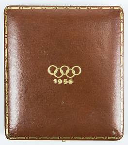 Olympic Winter Games 1956. Participation badge - 1956 Winter Olympics Cortina d'Ampezzo. Official participant badge with the inscription "C.N.O." (NOC). Bronze, gold-plated, color enameled, 5 x 4 cm. In original leather box with the Olympic rings and the year "1956" (9 x 8 x 2.2 cm). --(Ebel 1956-W003). 70 badges were issued! Condition: A- - Bild 3