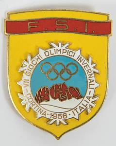 Olympic Winter Games 1956. Participation badge - 1956 Winter Olympics Cortina d'Ampezzo. Official participant badge with the inscription "FSI" (International Federation). Bronze, gold-plated, color enameled, 5 x 4 cm. In original leather box with the Olympic rings and the year "1956" (9 x 8 x 2.2 cm). --(Ebel 1956-W-004). Only 21 badges were issued! Condition: A - Bild 2