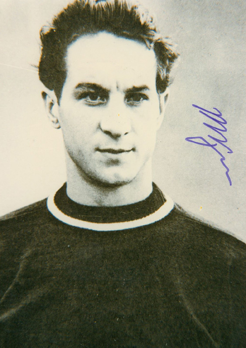 Kuznetsov, Vasily  | (1932-2001) S/W-Reprofoto mit original Signatur von Vasily Kuznetsov (URS)- Zweifacher Bronzemedaillengewinner bei den Olympischen Spielen 1956 + 1960 jeweils im Zehnkampf. 12,5x9 cm.