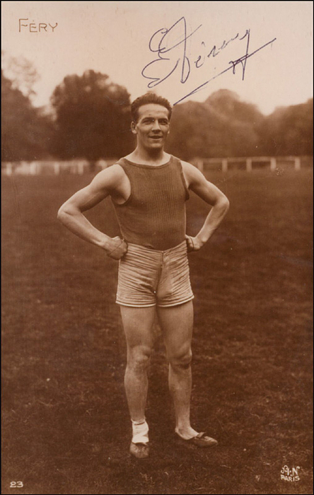 Féry, Gaston  | (1900-1985) S/W-Reprofoto mit original Signatur von Gaston Féry (FRA). Bronzemedaille mit der 4x400 m Staffel von Frankreich bei den Olympischen Spielen 1920, 13,5x8,5 cm.