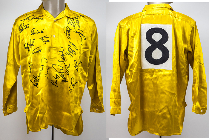 1Dortmund, Borussia-Trikot 1963  | Original match worn Spielertrikot von Borussia Dortmund mit der Rückennummer 8, getragen von Aki Schmidt (1935-2016) im legendären Flutlicht - Europapokalspiel am 4.12.1963 in Dortmund gegen Benfica Lissabon (5:0). Das Trikot kommt aus dem Nachlass eines ehemaligen Zeugwartes von Borussia Dortmund. Der damalige Zeugwart hat dieses Trikot ca. 1983 vom aktuellen Bundesligakader des BVB signieren lassen. Status:AAB. Museumsstück!!.