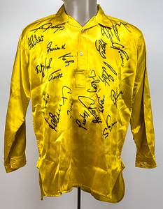 1Dortmund, Borussia-Trikot 1963  | Original match worn Spielertrikot von Borussia Dortmund mit der Rückennummer 8, getragen von Aki Schmidt (1935-2016) im legendären Flutlicht - Europapokalspiel am 4.12.1963 in Dortmund gegen Benfica Lissabon (5:0). Das Trikot kommt aus dem Nachlass eines ehemaligen Zeugwartes von Borussia Dortmund. Der damalige Zeugwart hat dieses Trikot ca. 1983 vom aktuellen Bundesligakader des BVB signieren lassen. Status:AAB. Museumsstück!!. - Bild 2