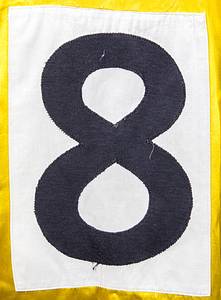 1Dortmund, Borussia-Trikot 1963  | Original match worn Spielertrikot von Borussia Dortmund mit der Rückennummer 8, getragen von Aki Schmidt (1935-2016) im legendären Flutlicht - Europapokalspiel am 4.12.1963 in Dortmund gegen Benfica Lissabon (5:0). Das Trikot kommt aus dem Nachlass eines ehemaligen Zeugwartes von Borussia Dortmund. Der damalige Zeugwart hat dieses Trikot ca. 1983 vom aktuellen Bundesligakader des BVB signieren lassen. Status:AAB. Museumsstück!!. - Bild 4