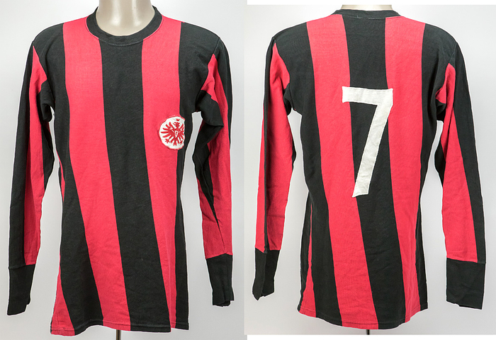 Frankfurt, Eintracht - Trikot 1971  | Original match worn Spielertrikot von Eintracht Frankfurt mit der Rückennummer 7. Getragen in einem Spiel der Fußball Bundesliga 1971/72 von Dieter Ungewitter (7 Spiele für die Eintracht in dieser Saison). Status: ABA. Museumsstück!!!.