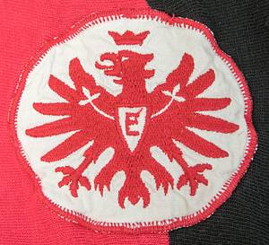 Sorry, no english description is available. ...  -  Condition: A-.....Trikot langarm; Größe 7; besticktes Eintracht Frankfurt Logo aufgenäht. Rückennummer aus weißem Leinen aufgenäht.geflockt; erima-Logo aufgedruckt; Rückennummer aufgenäht; Hersteller: Leuzela. Der Einlieferer hat dieses Trikot von Dieter Ungewitter erhalten, der nur in der Saison für die Eintracht spielte, seine einzigste Saison in der Bundesliga. - Bild 4